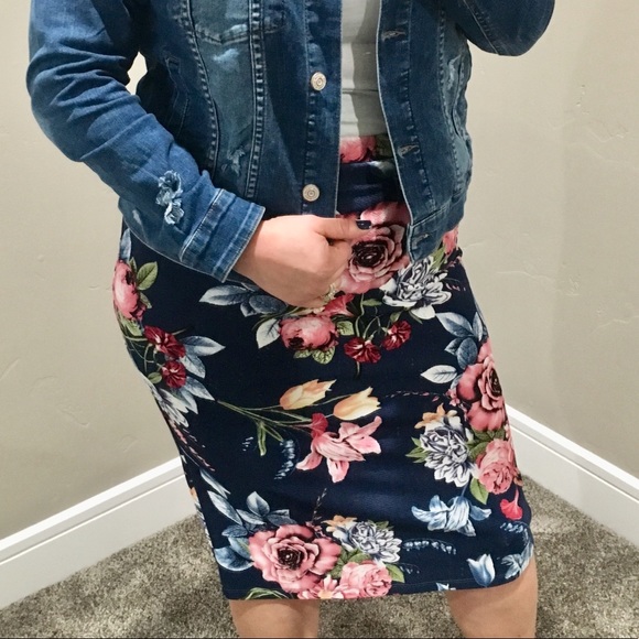 Plus Size Navy Floral Pencil Skirt - Picture 4 of 7